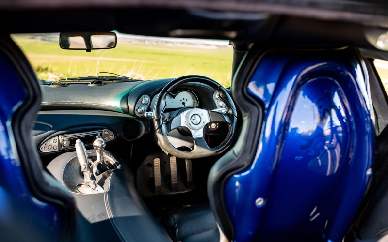 TVR T350C de 2004, bleu Red Bull, superbe historique