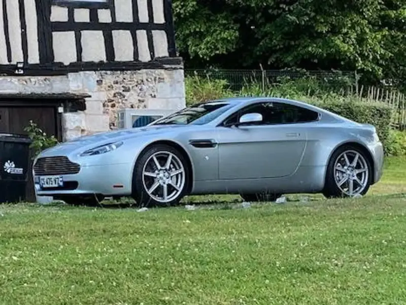 Passionné propose superbe Aston Martin V8 Vantage Sporshift