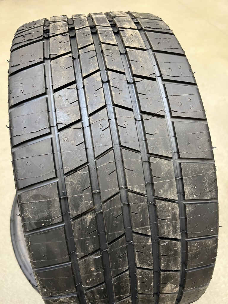 NOUVEAUX pneus pluie Michelin 24/64-18 (jeu de 4)