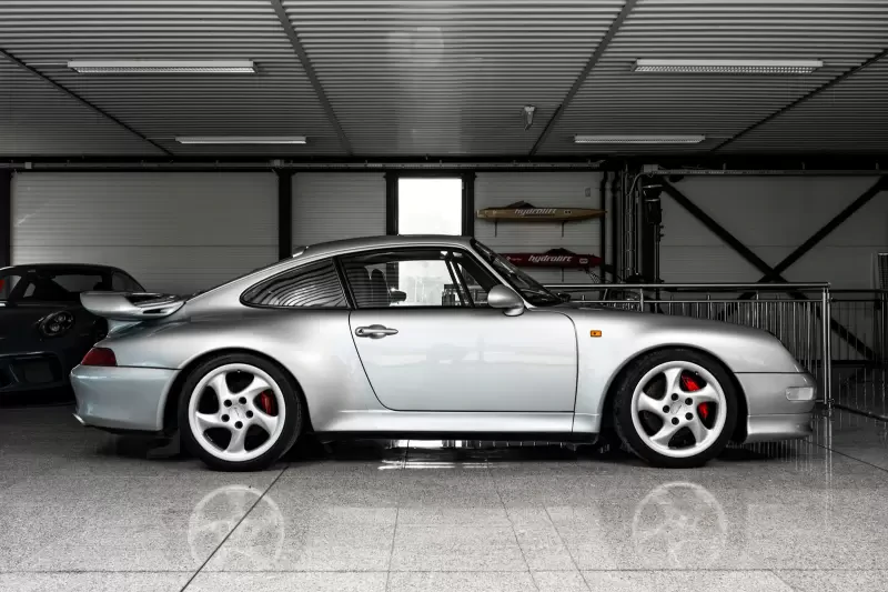Porsche 911 Carrera 4 (964) converted to a 993 Turbo