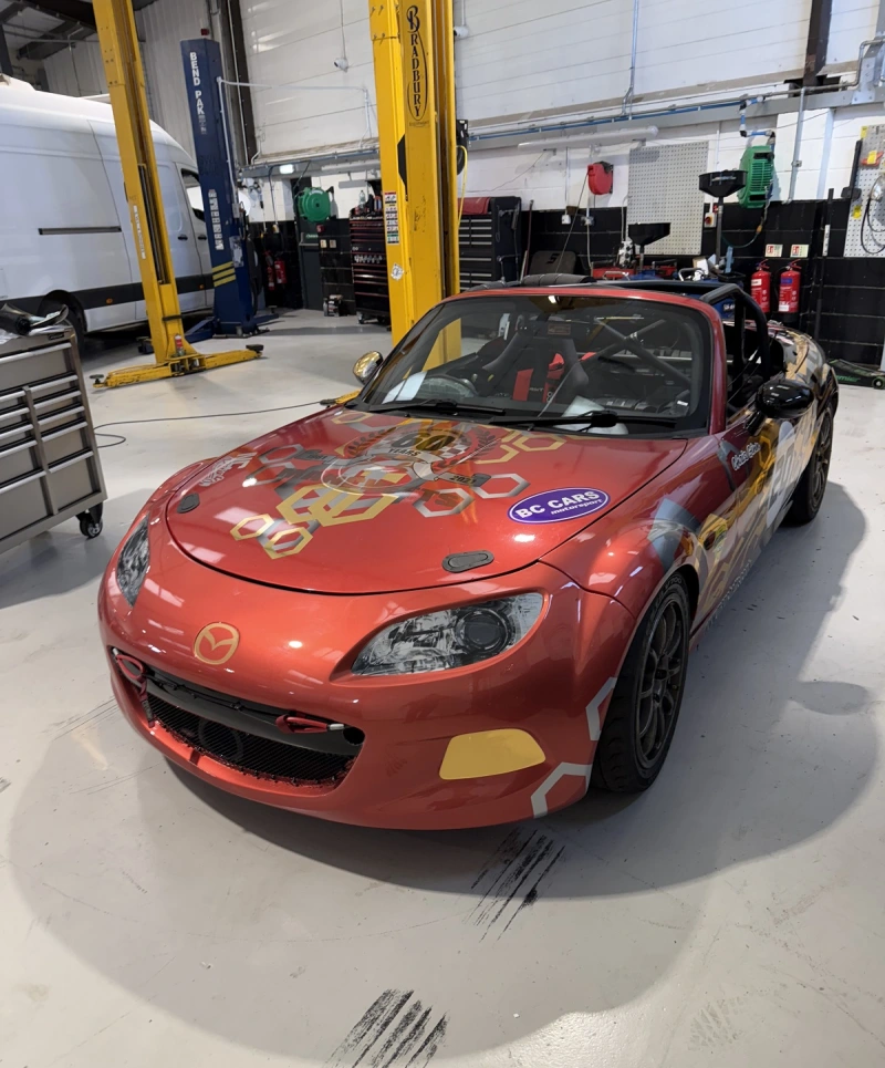 Voiture de course Mazda MX5 Mk3 Supercup