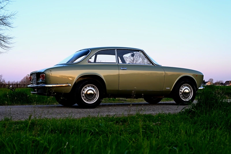 Alfa Romeo GT 1300 Junior de 1972, équipée d'un moteur de 1,8 L