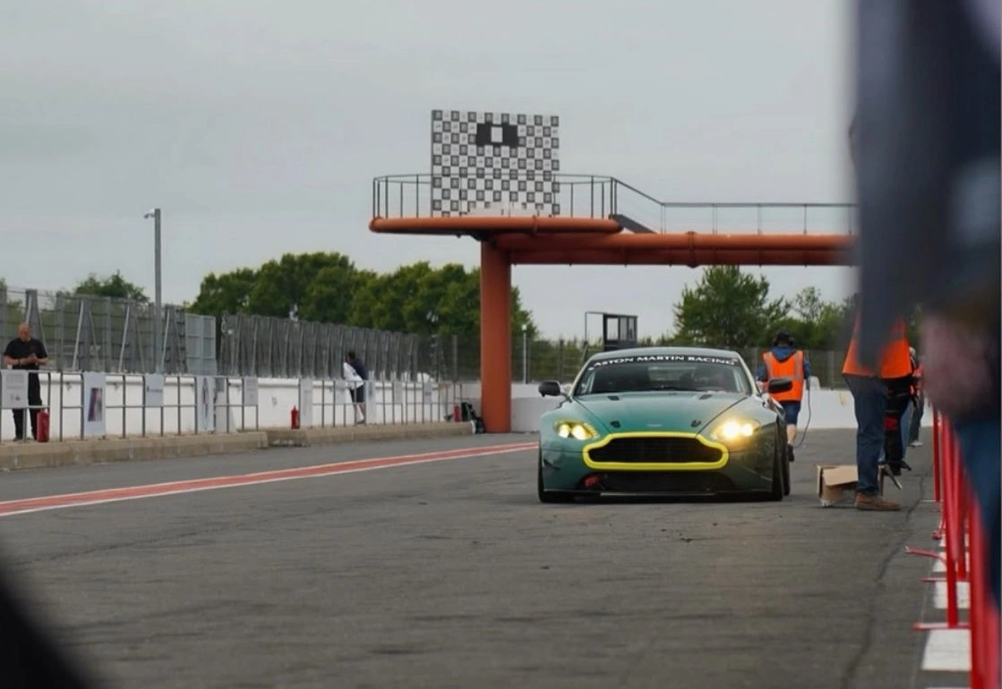 Aston Martin V8 vantage GT4 – photo 3
