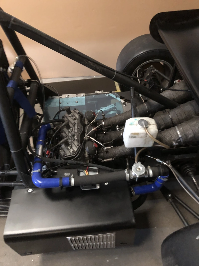 Voiture de course de côte monoplace à moteur à deux temps, équipée d'une boîte de vitesses séquentielle à 6 rapports.