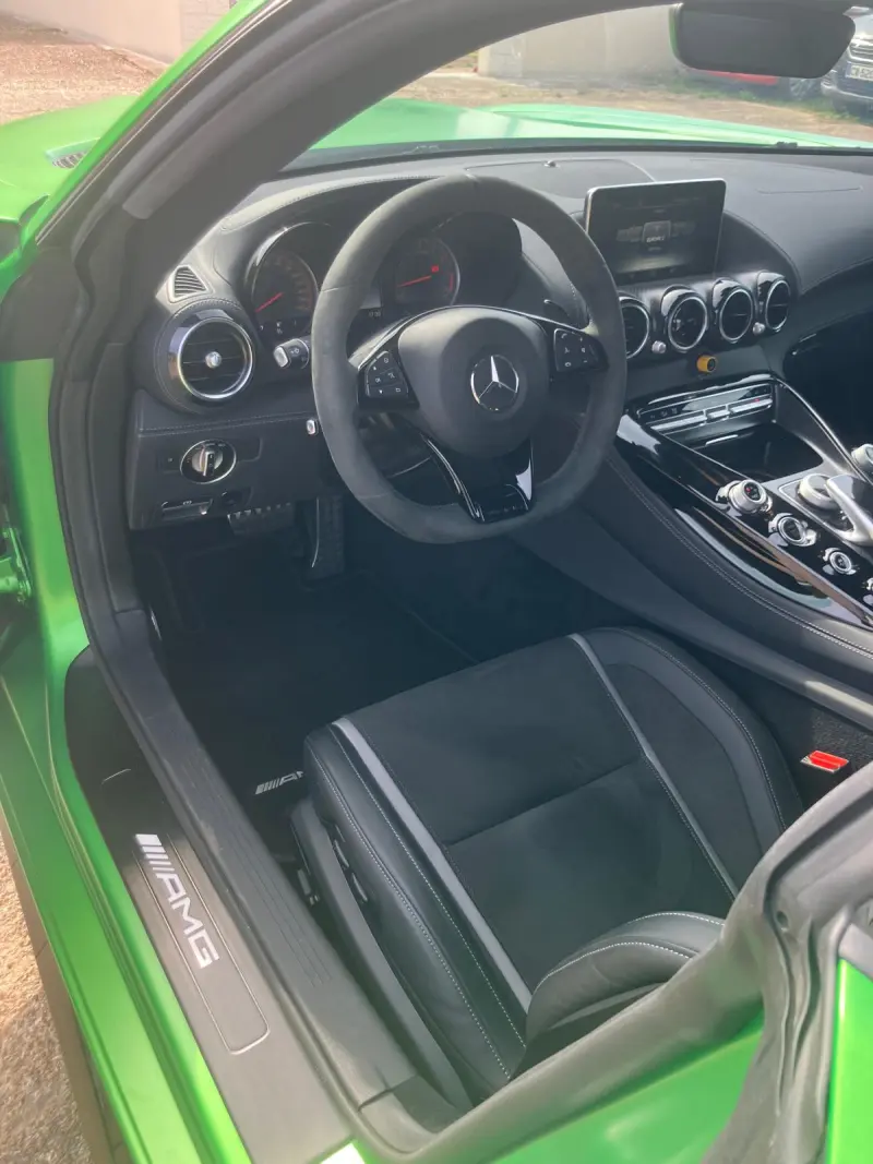 A rare first-own car with 7,500 km – AMG GTR 585 cv – Registered in France