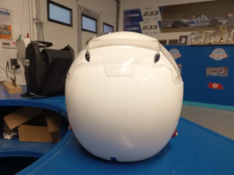 Vends casque homologué FIA ZAMP ZR-72 blanc dans son carton d’origine.