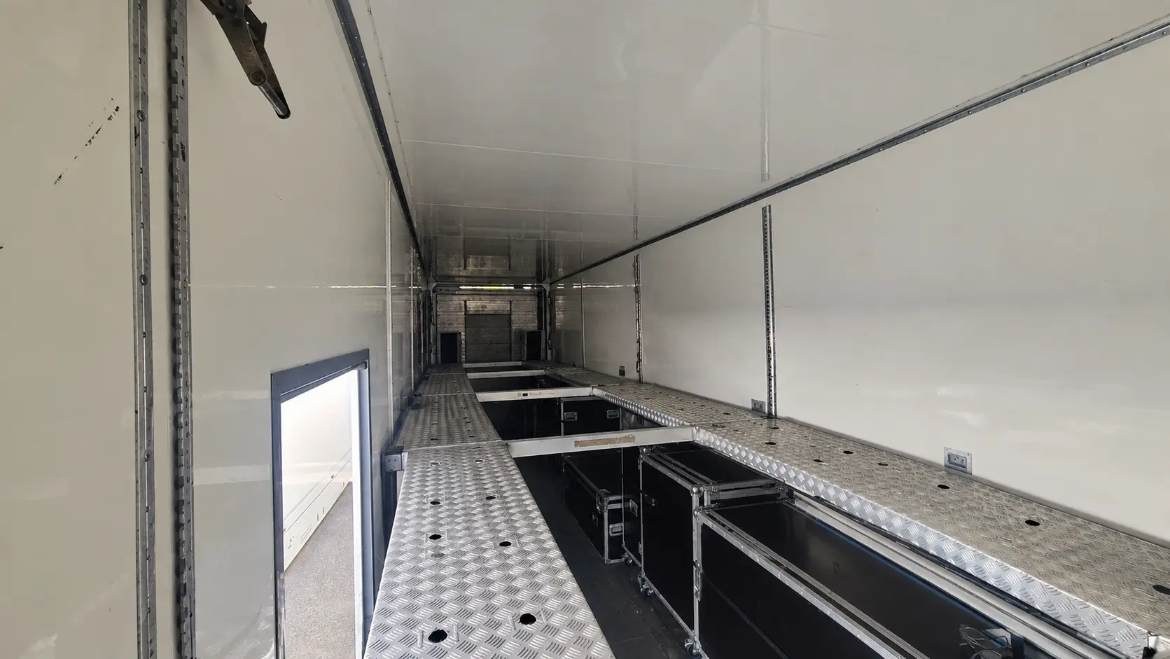 Location Semi-Remorque RaceTrailer | 4 voitures – photo 3