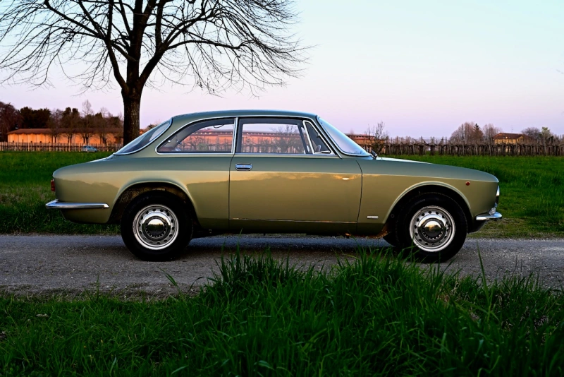 Alfa Romeo GT 1300 Junior de 1972, équipée d'un moteur de 1,8 L