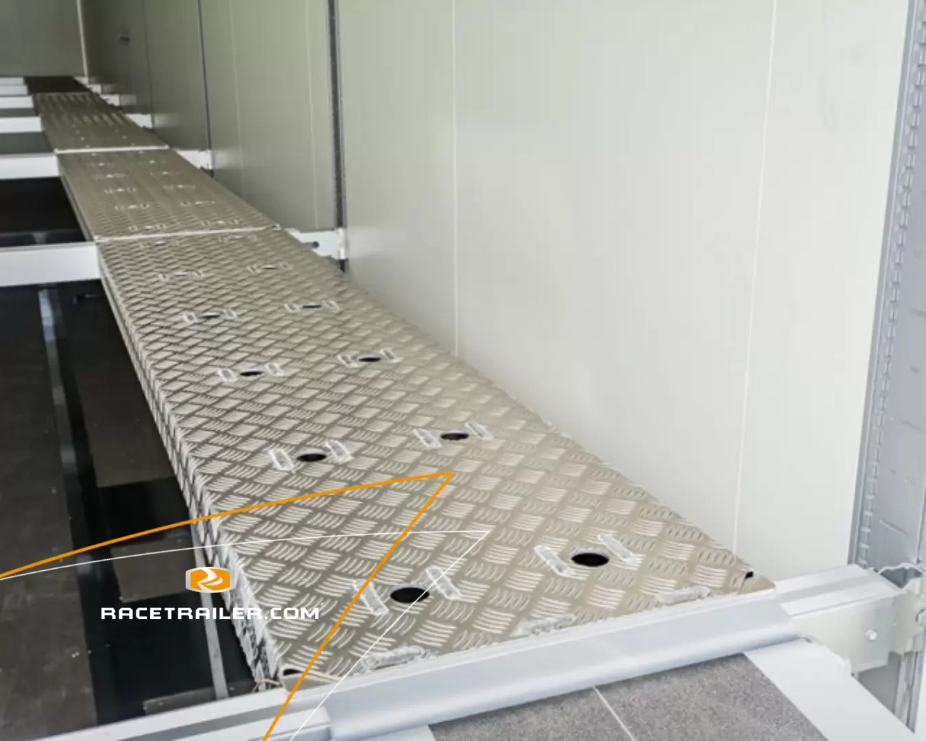 Race trailer with Gasoline LXRY office that can load up to 4 cars