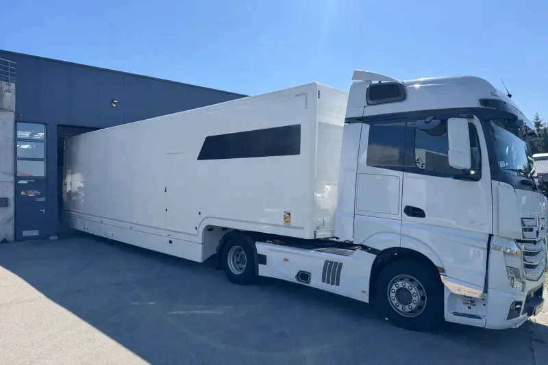Tracteur Mercedes Actros + RaceTrailer état Totalement neuf