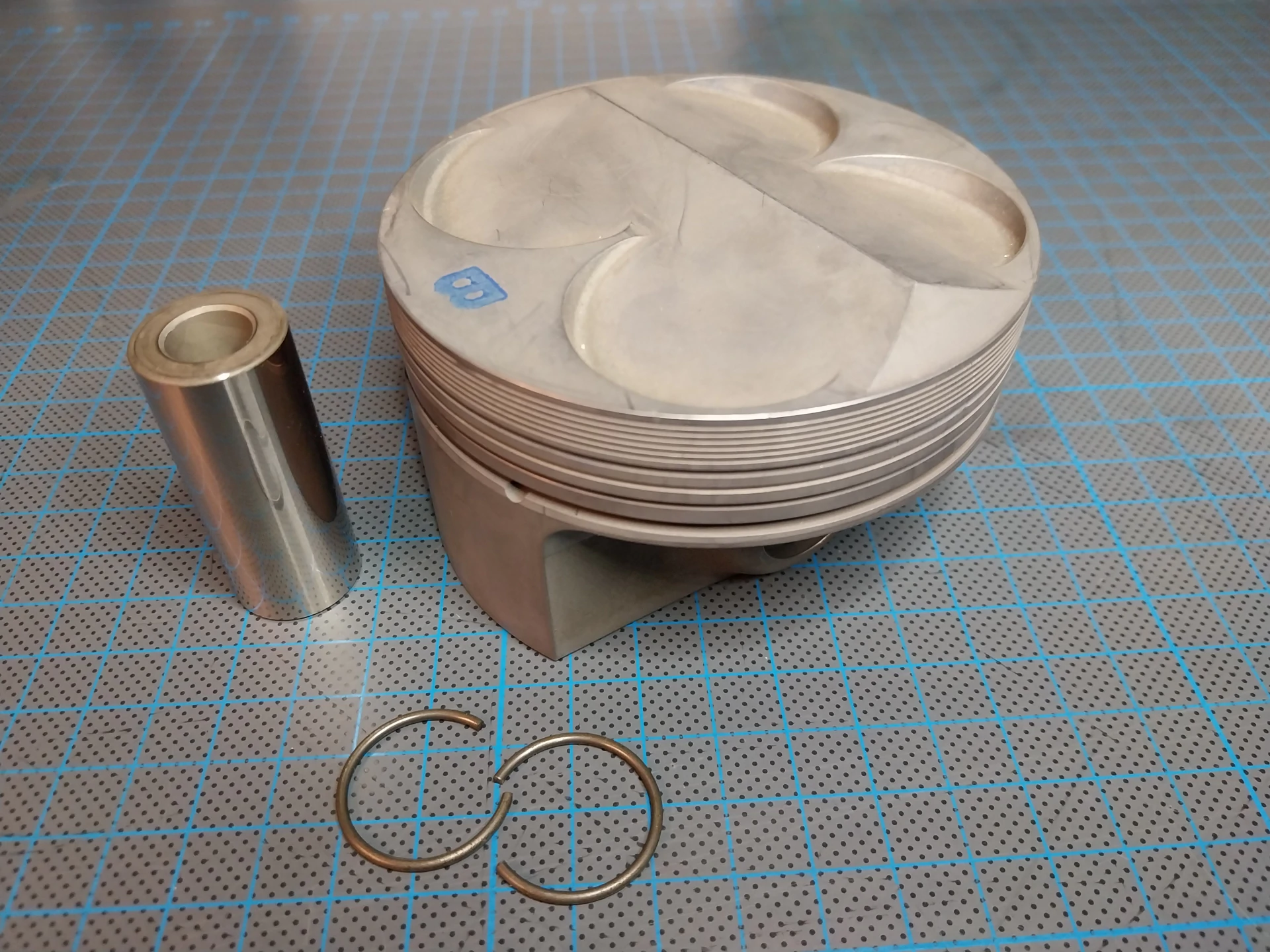 set of 8 New Mahle piston for Ford Cosworth V8