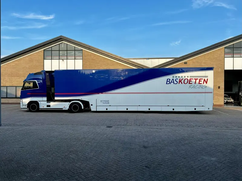 Remorque de course entièrement équipée