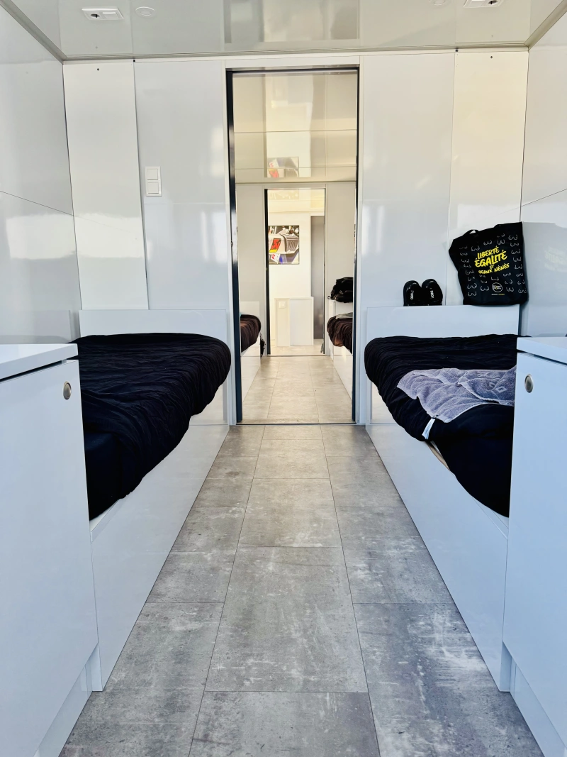 Ensemble tracteur DAF XF 480 et remorque à étages aménagée