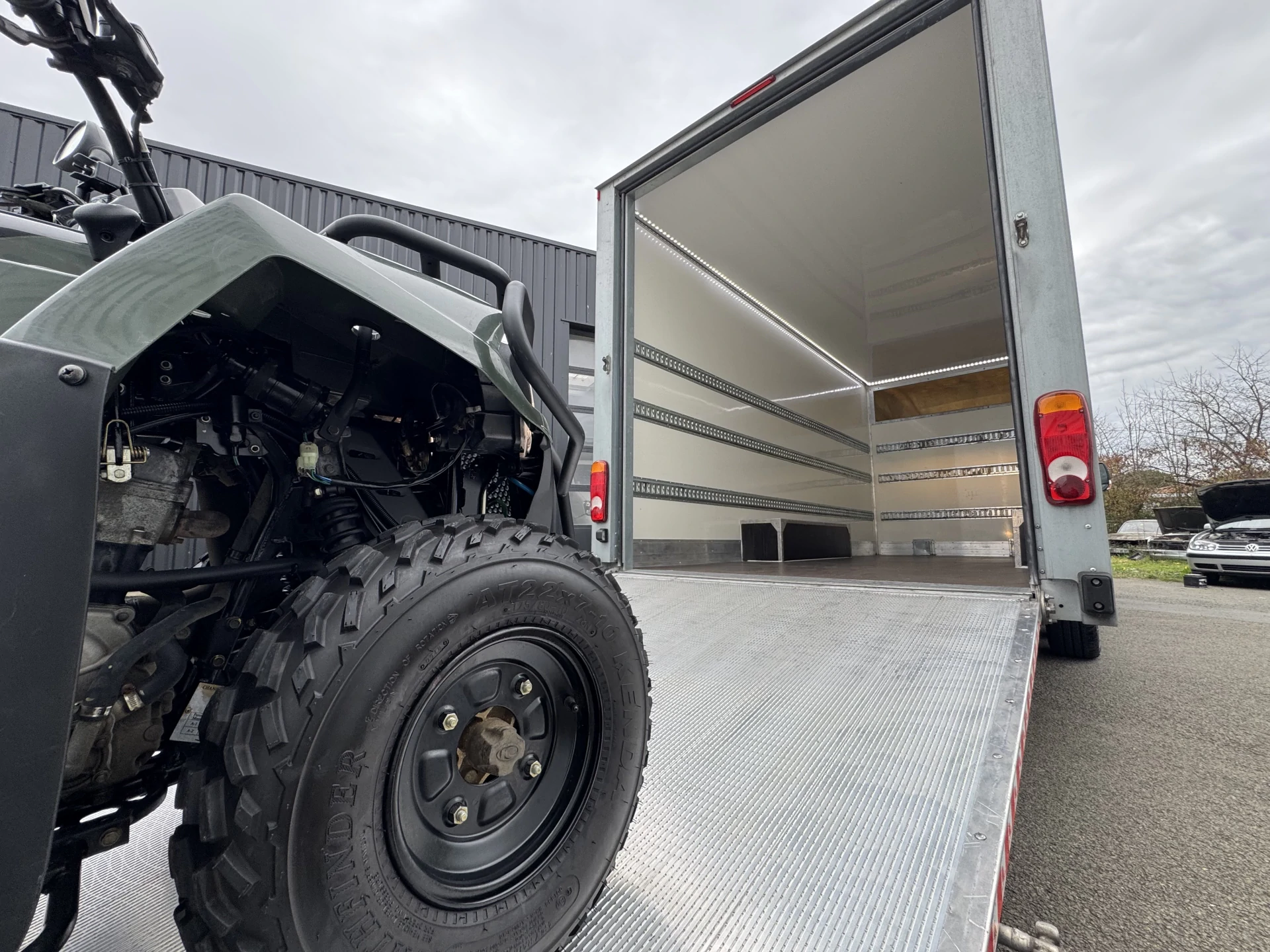 Master 3 2.3L DCI 165hp Floor Cab with Hatchback