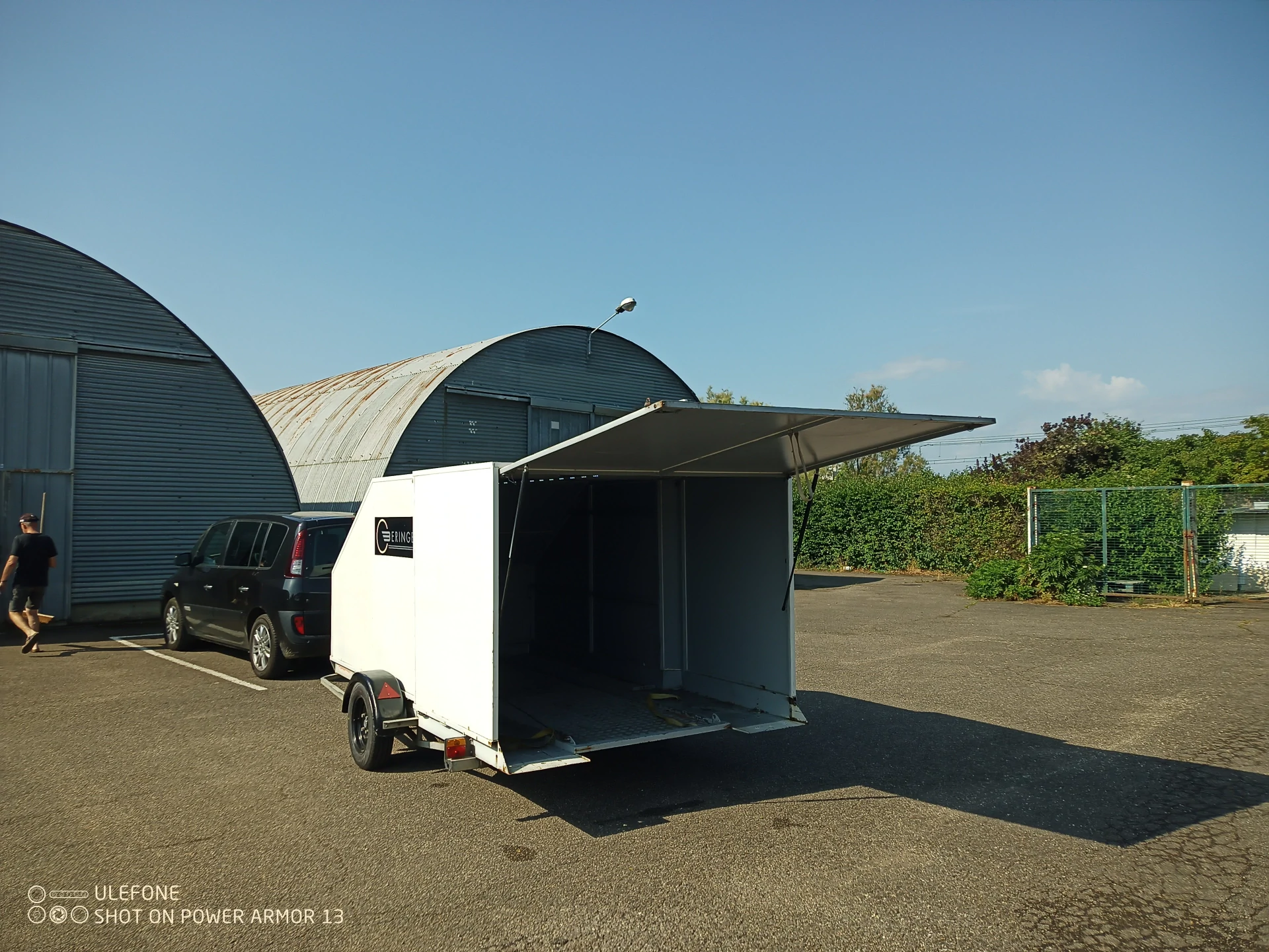 Closed and braked flatbed trailer