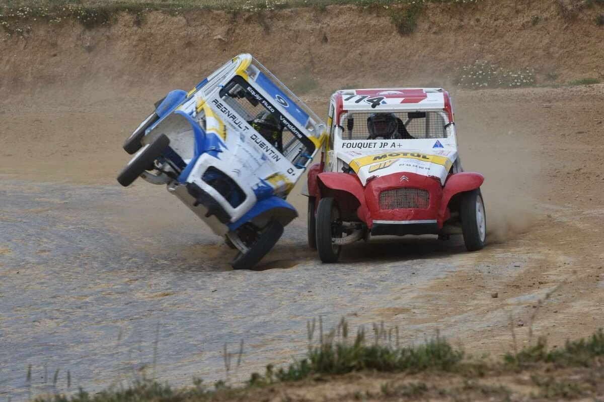 Grosse bataille en piste en 2CV Cross ! (ici REGNAULT Quentin et Jean-Pierre Fouquet)