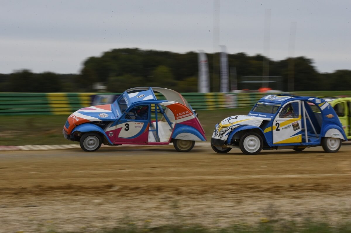 Ici une 2CV Cross sur deux roues dans un virage