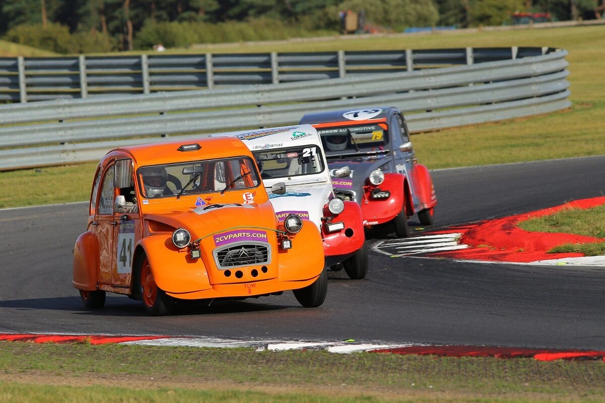 Course de 2cv aux UK