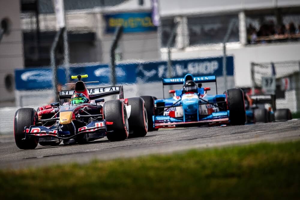 Track battle with old F1 cars / BOSS GP Racing Series