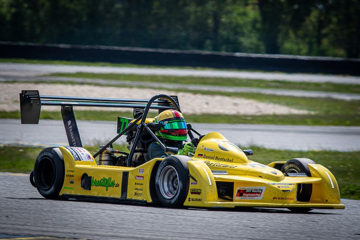Pilote installé dans le cockpit du Performer by Elkmann