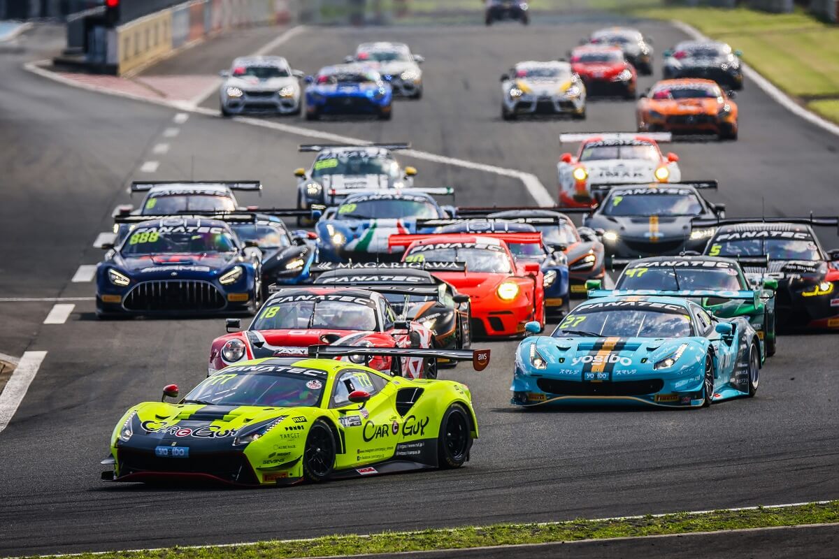 Départ d'une course en GT World Challenge Asia