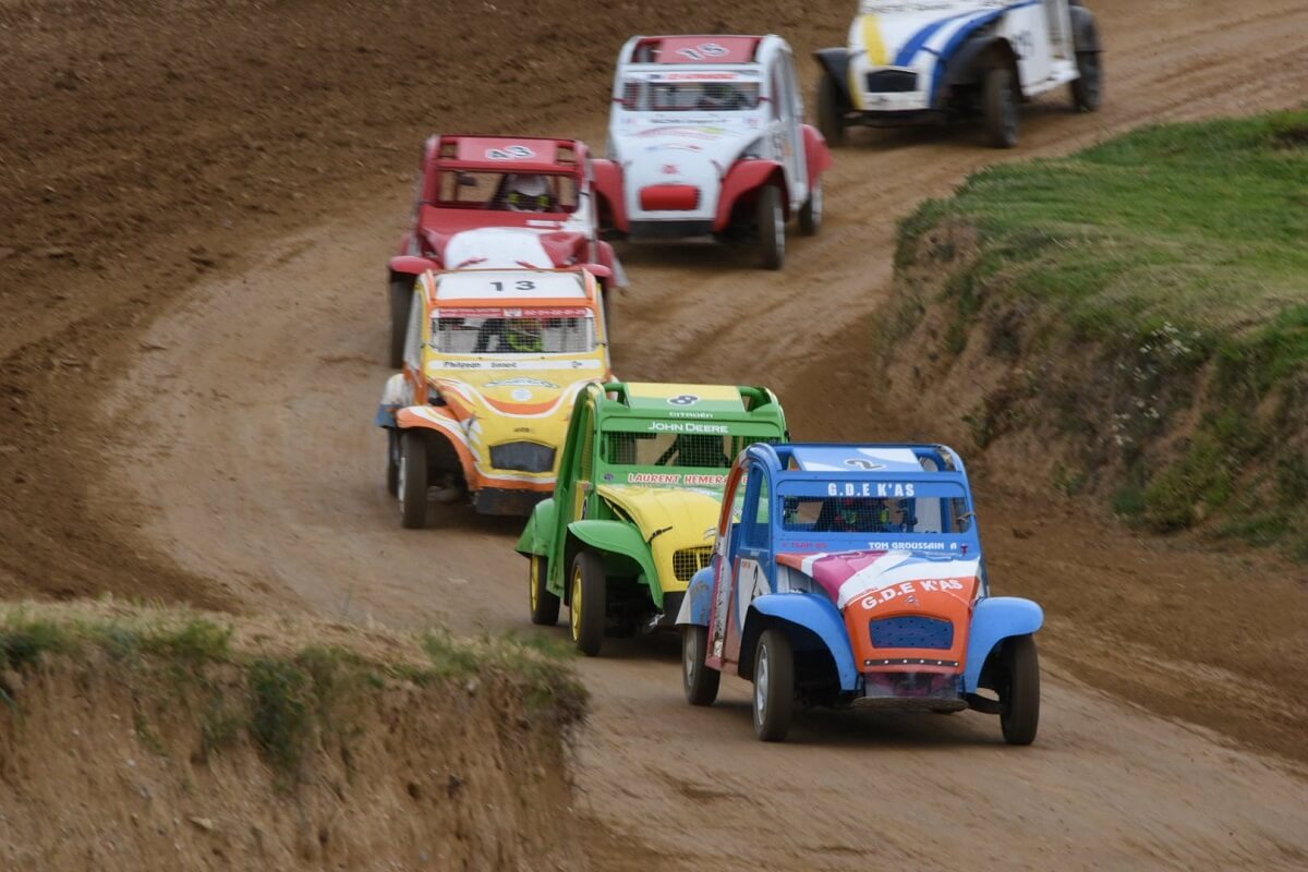 Le pilote Tom-Groussain emmène le peloton des 2CV Cross