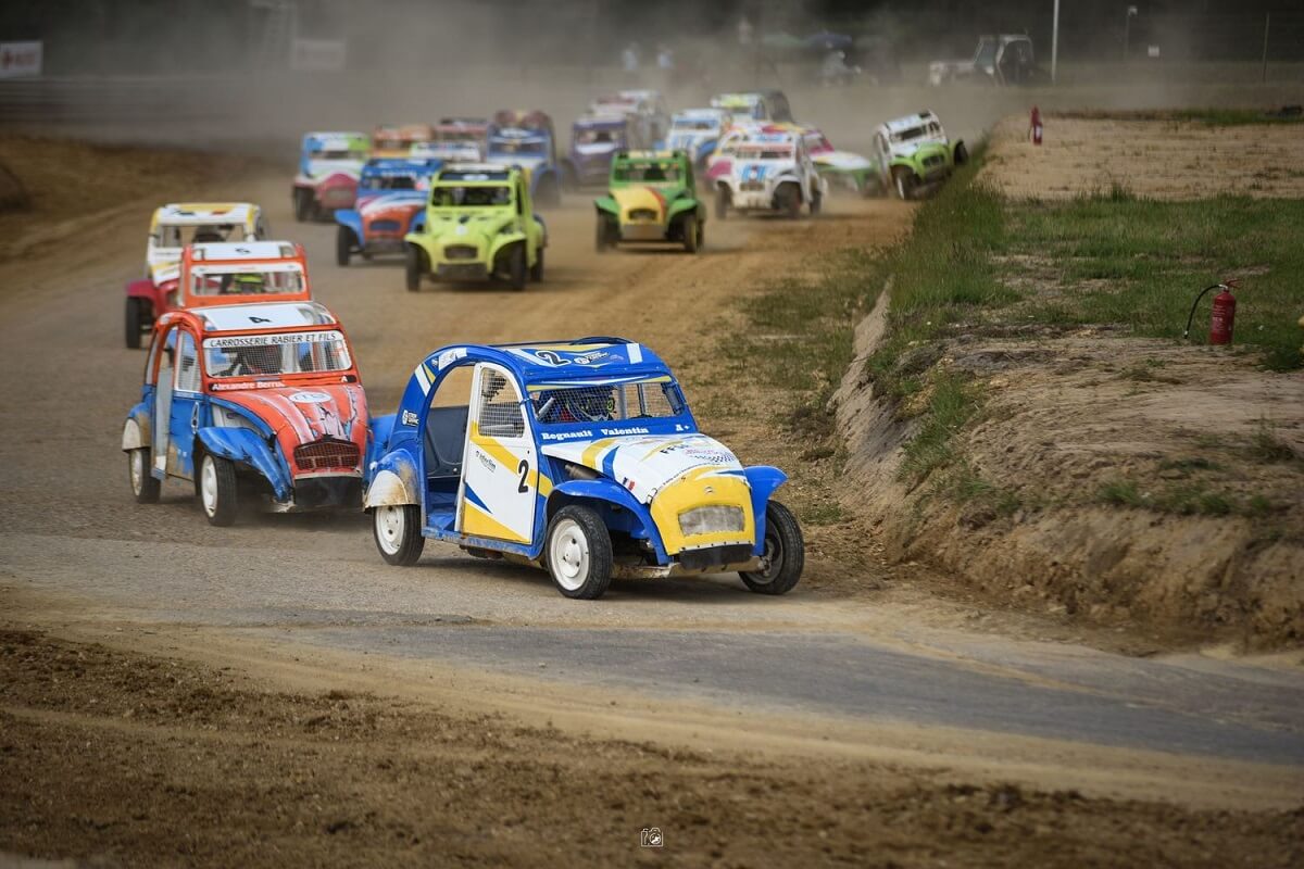 Valentin Regnault le champion 2024 de 2CV Cross emmène le peloton