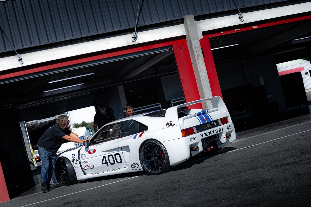 Historic Tour - Une superbe Venturi 400