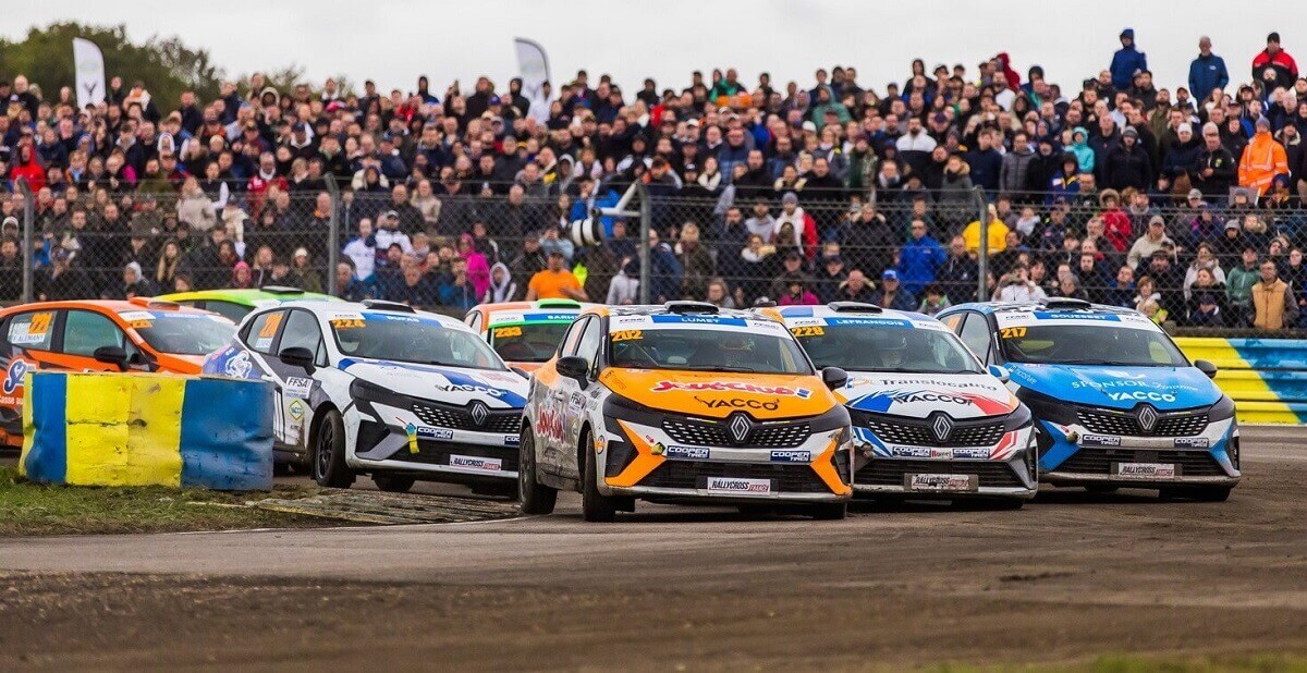Start of the Clio 5 RX cars in the French Junior Rallycross Championship