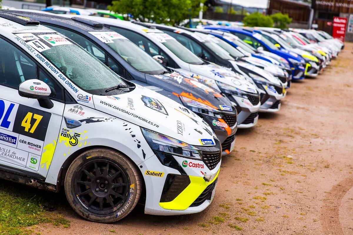 Des Clio Rally5 dans un parc fermé en rallye