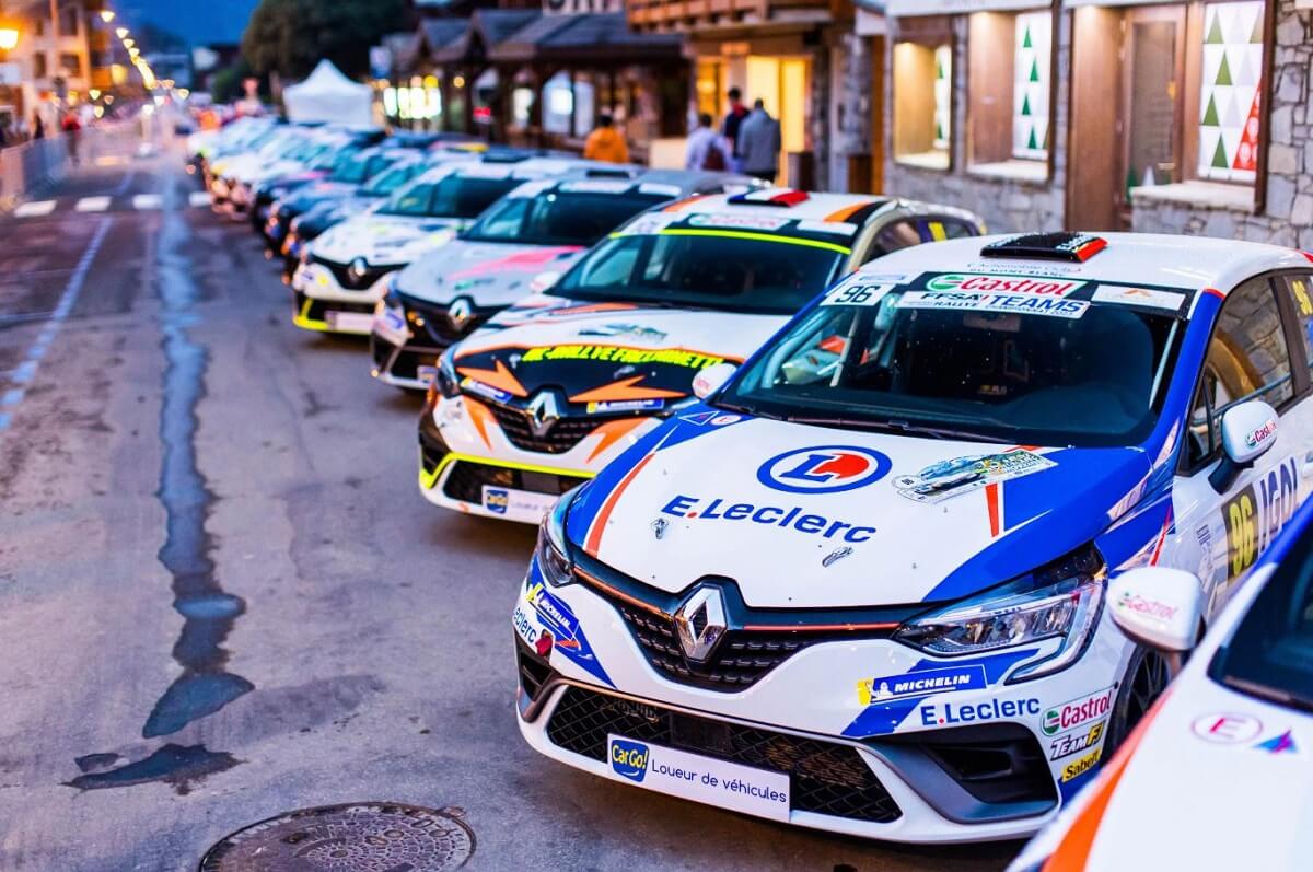 Plateau du Clio Trophy France avec plusieurs Renault Clio Rally5
