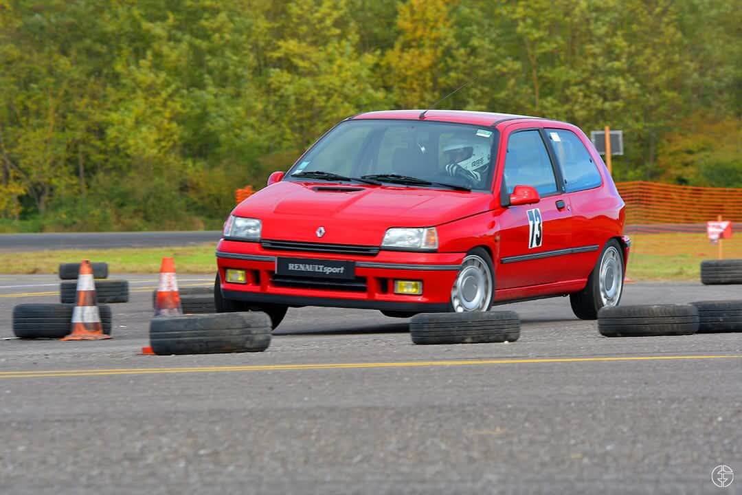 Une Clio 1 de série - Slalom Loisir