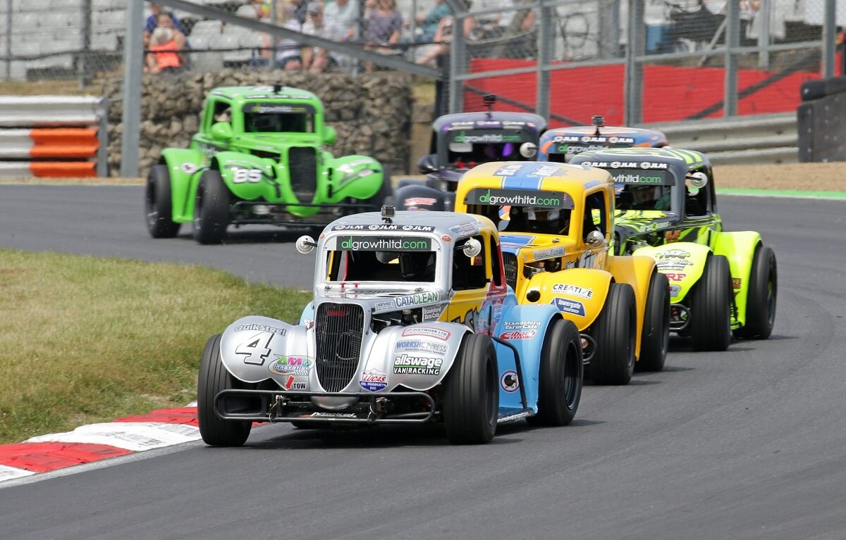 En Legends Cars, les courses sont toujours très animées !