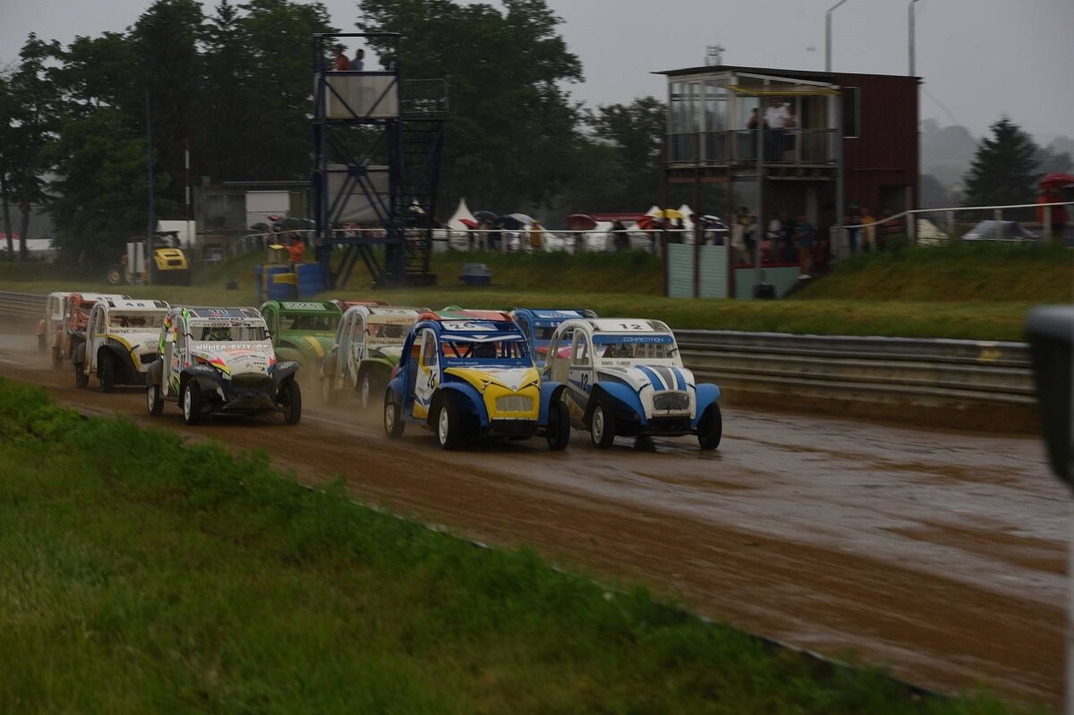 Départ sous une bien mauvaise météo en 2CV Cross !