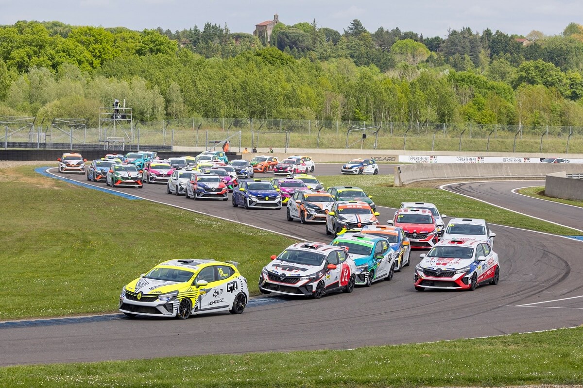 Clio Cup Series start at the Nogaro circuit