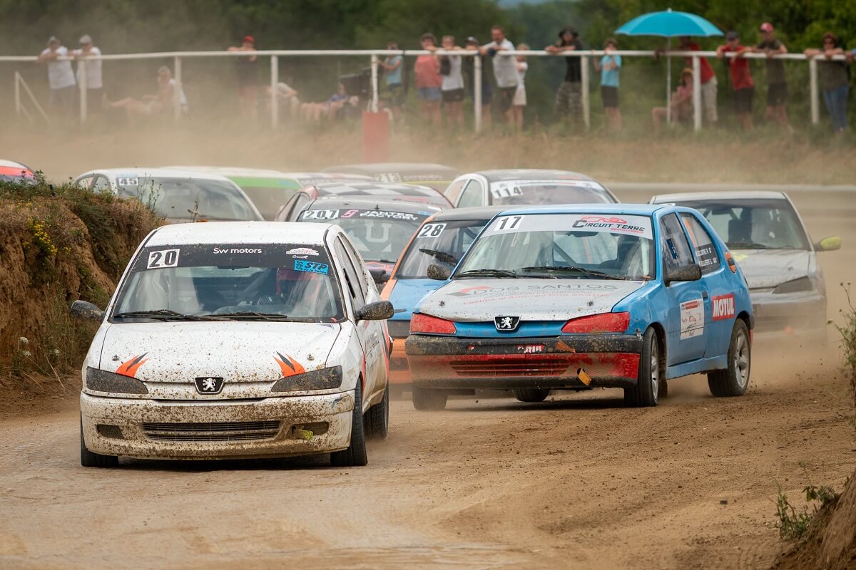 Départ d'une course de Fol'Car sur circuit terre