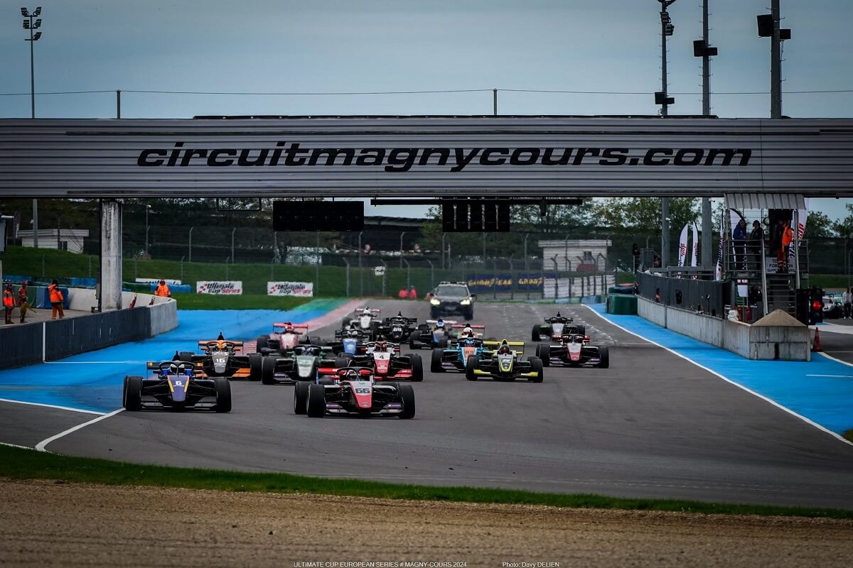 Départ sur le circuit de Magny-Cours en Hoosier Formula Cup - Tatuus F3 T-318