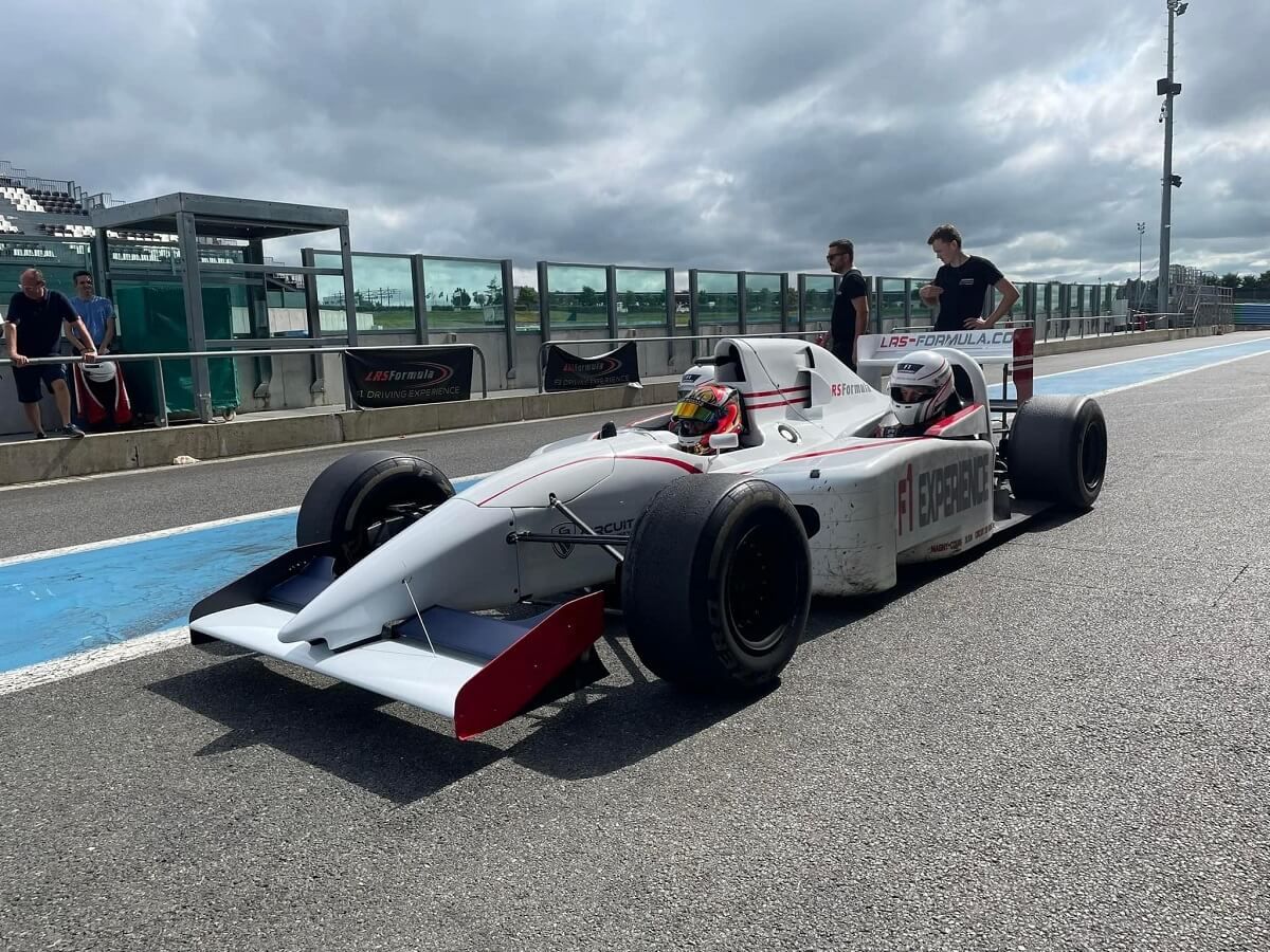Three-seater Formula 1 passenger ride with LRS Formula