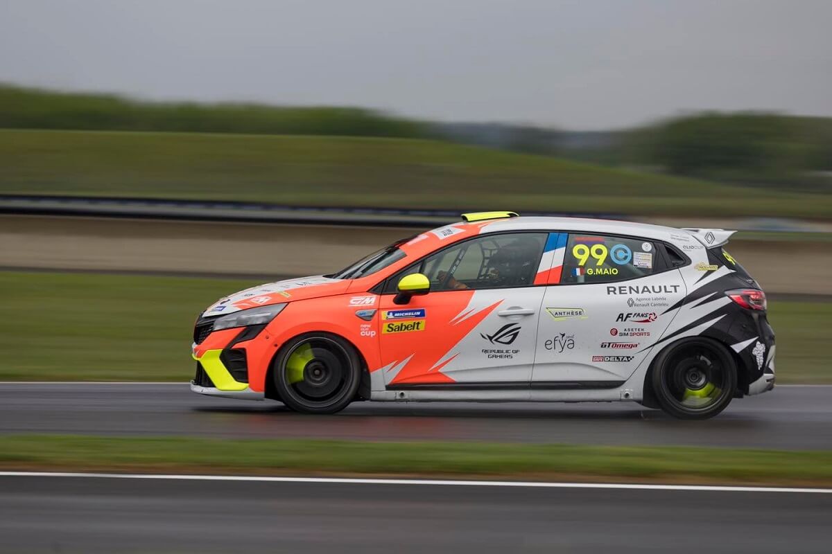 Guillaume Maio (GM SPORT) driving his Clio 5 Cup