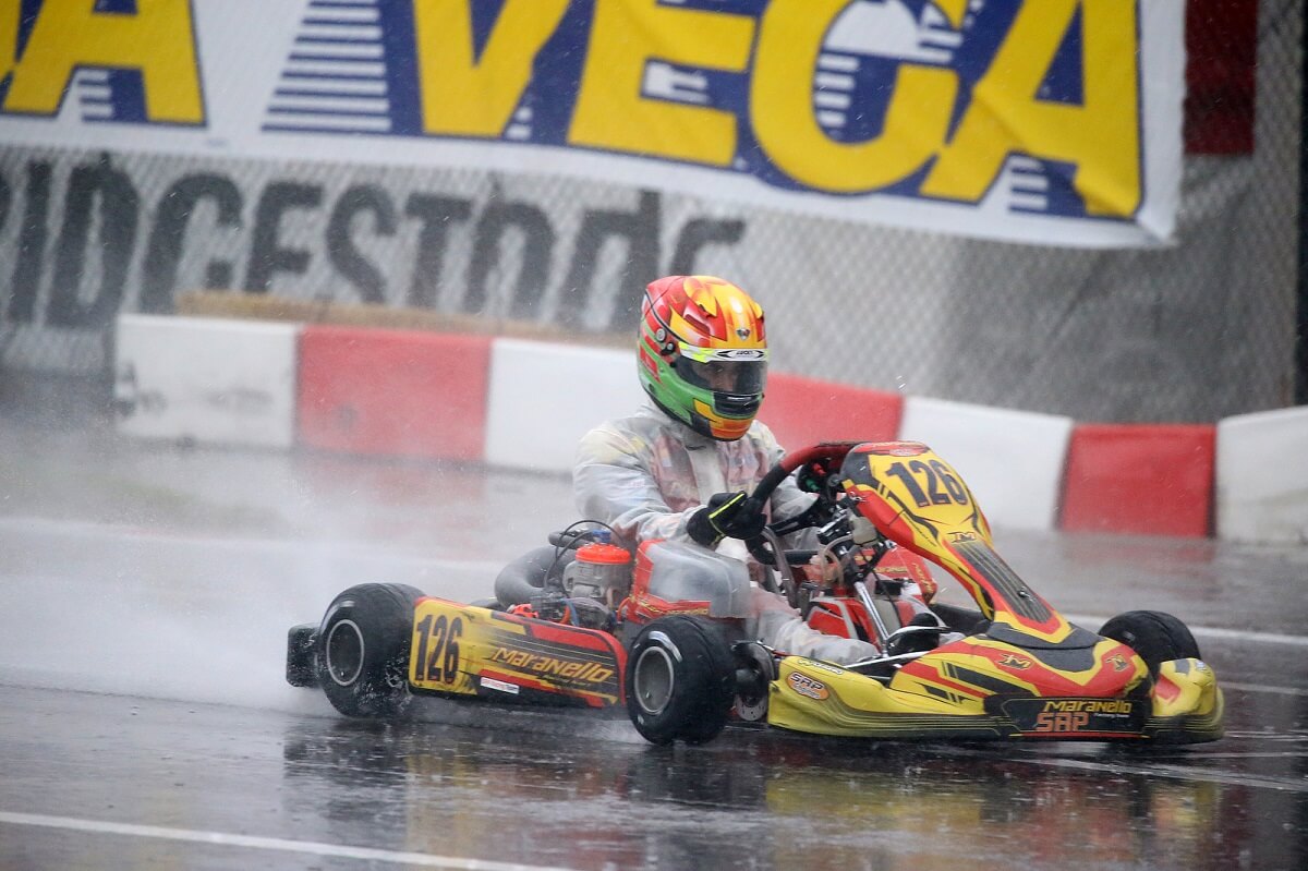 Driving a kart in the rain without visor fogging