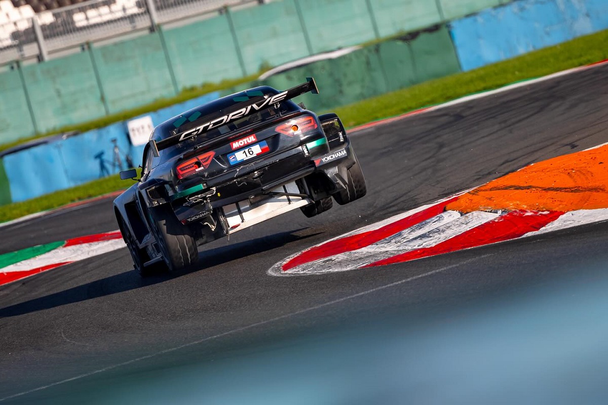 Mitjet 2l sur le circuit de Nevers Magny-Cours