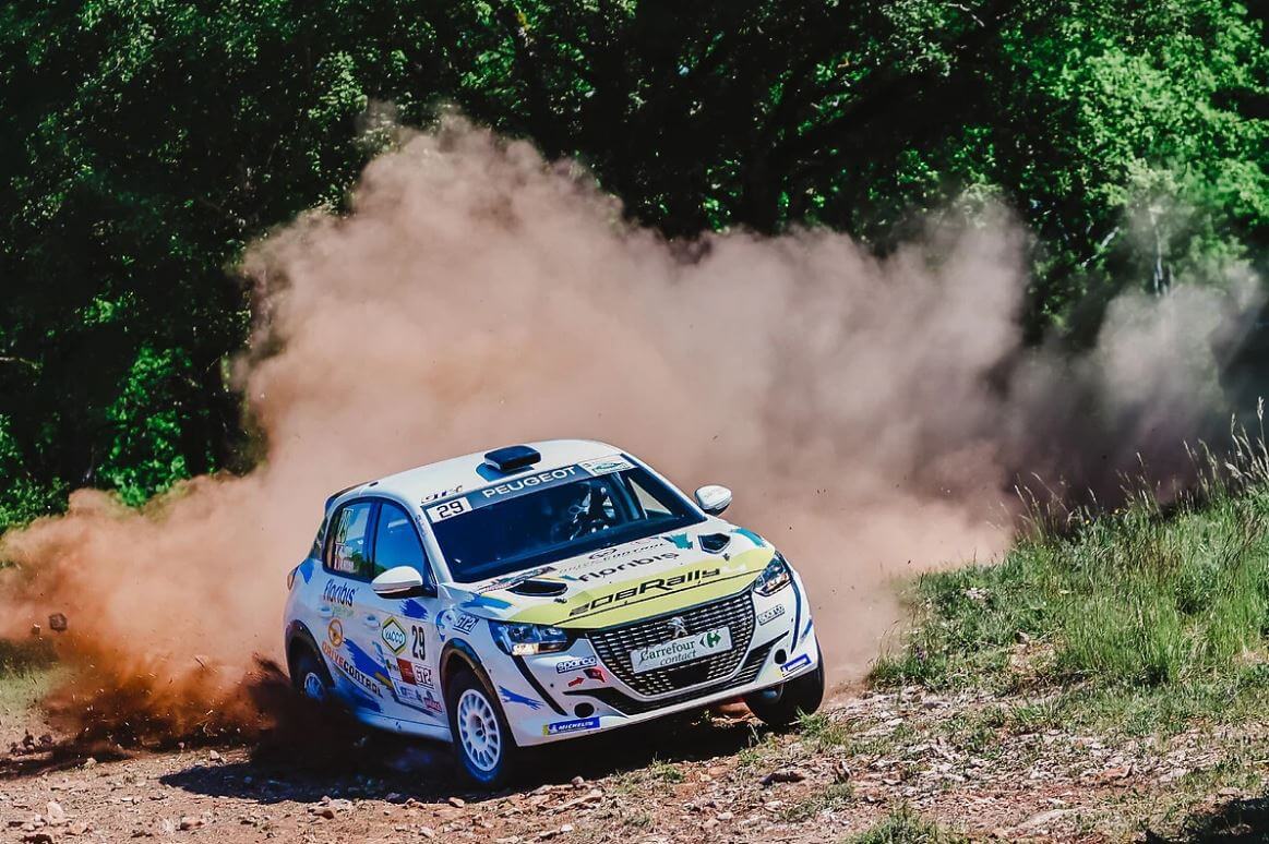 Peugeot 208 Rally4 sur terre en SMRC4