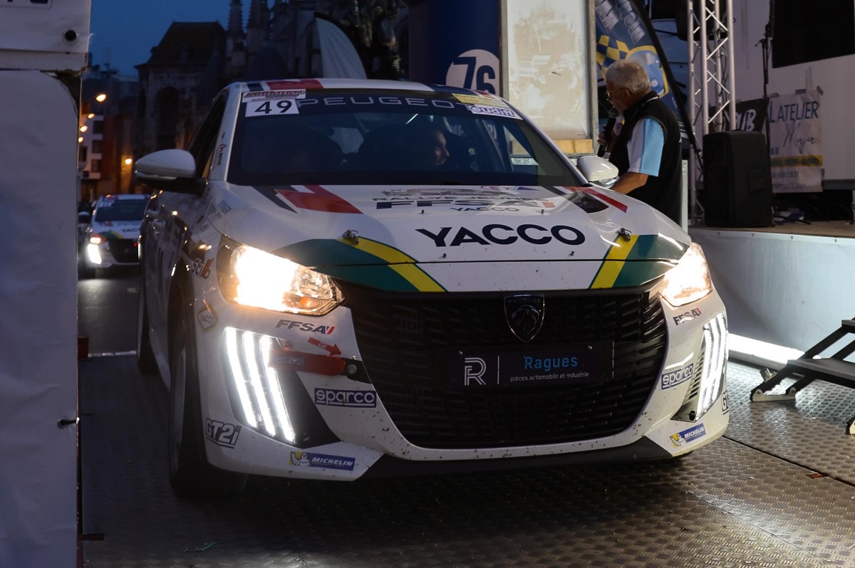 Peugeot 208 Racing de la SMRC6 sur le podium