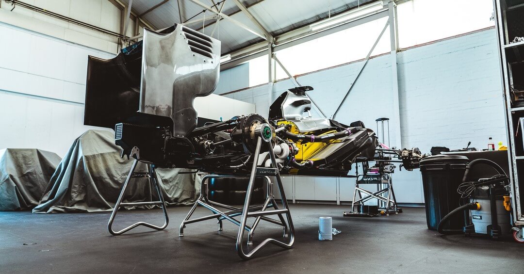 Coque carbone d'une Formule 1 de Grand Prix en préparation dans l'atelier TDF