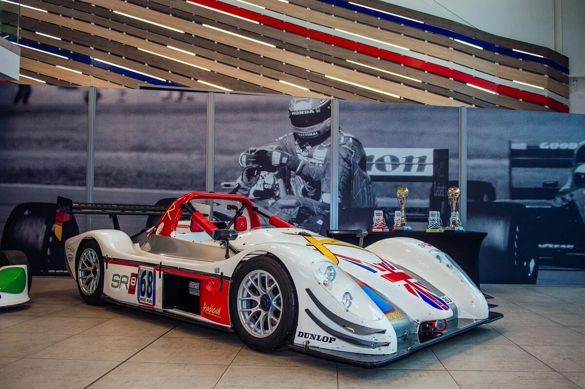 Radical SR8 exposée dans un musée, livrée Union Jack