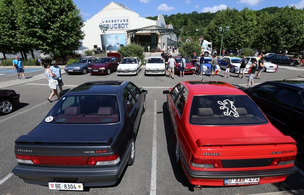 Gathering of 405s in front of the Peugeot Adventure Museum in Sochaux