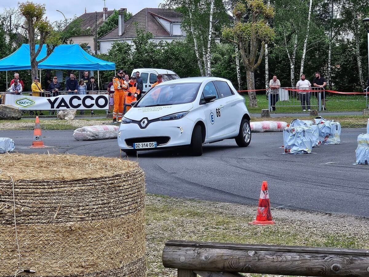Renault Zoé électrique en compétition automobile (slalom)