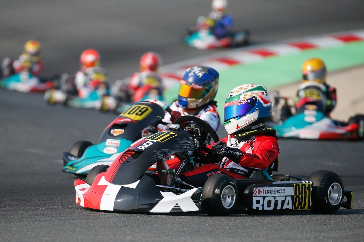 Jeune pilote au volant d'un kart électrique Rotax E10 Mini