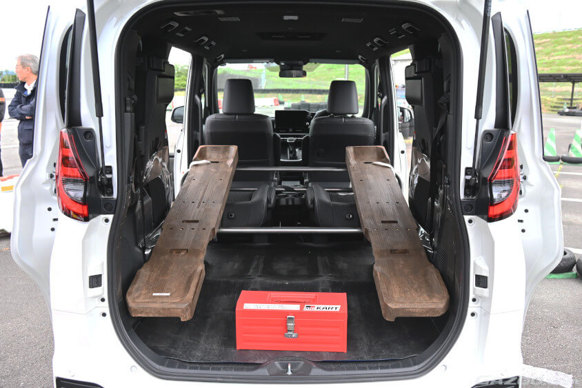 Chargement du Toyota GR KART entier dans un monospace Toyota Noah