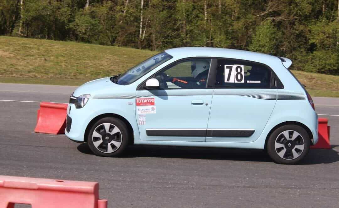 Compétition automobile en slalom avec une voiture d'origine (ici une Twingo III)
